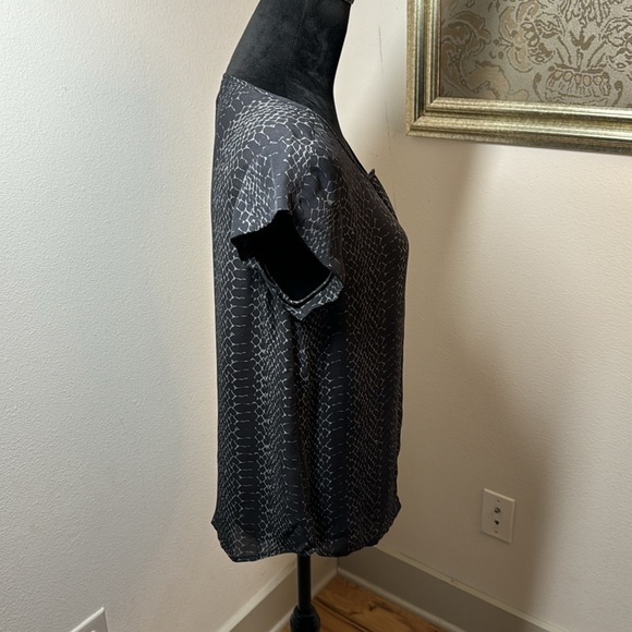 Joie 100% Silk animal print black gray round cap sleeves buttoned down top - Picture 2 of 5